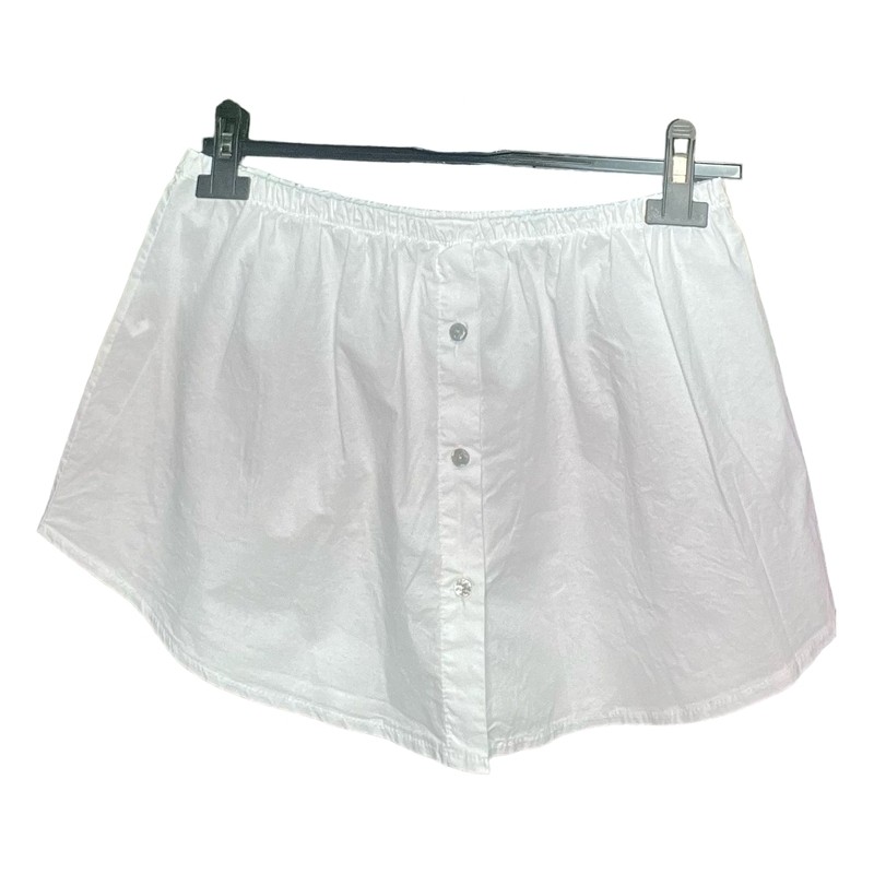 Bajo camisa de color blanco.