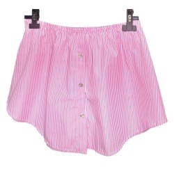 Bajo camisa de color rosa.