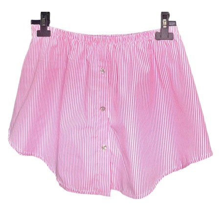 Bajo camisa de color rosa.