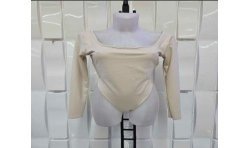 Body elástico de color beige.