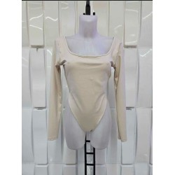 Body elástico de color beige.