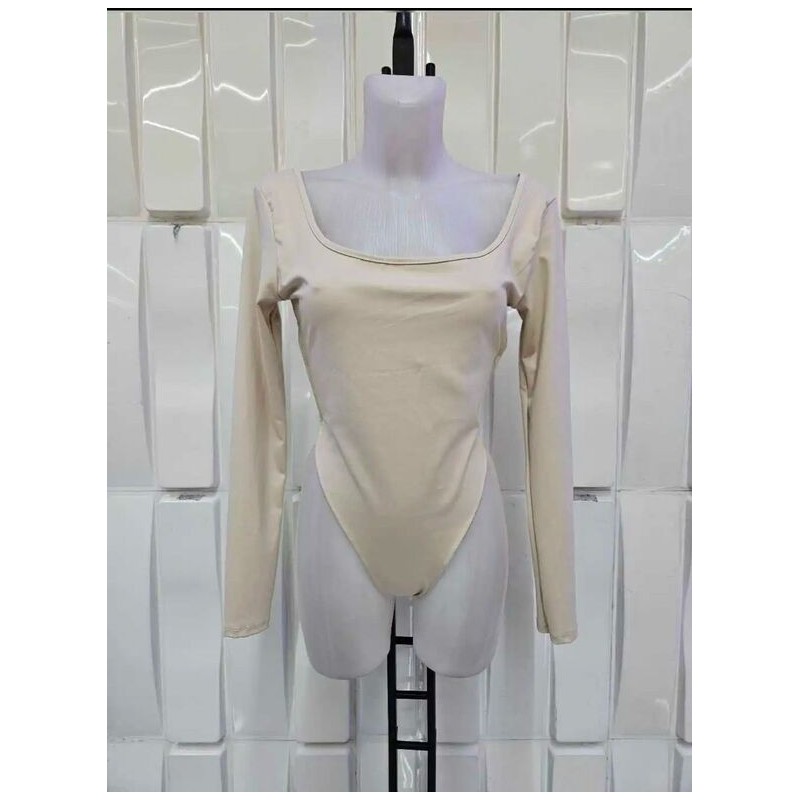 Body elástico de color beige.