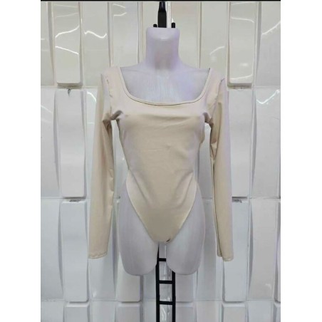 Body elástico de color beige.