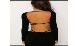 Body negro elástico visto por detrás con la espalda descubierta.