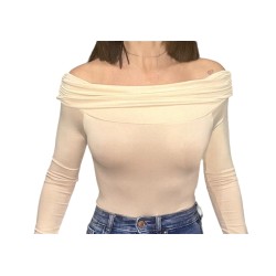 Body ajustado de manga larga con cuello de barco en color beige.