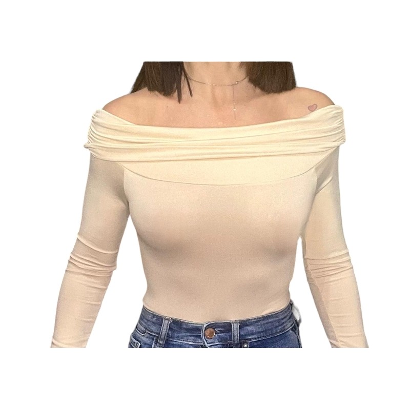 Body ajustado de manga larga con cuello de barco en color beige.