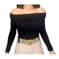 Top ajustado de manga larga con cuello de barco en color negro.