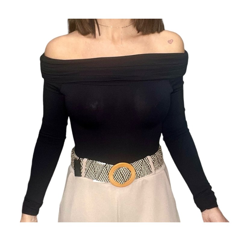 Top ajustado de manga larga con cuello de barco en color negro.