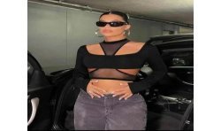 Top negro doble con rejilla debajo.