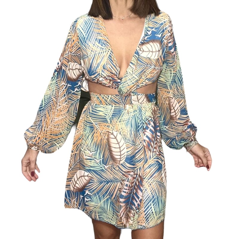 Vestido estampado de hojas en tono azulado.