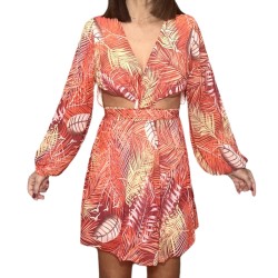 Vestido de manga larga con estampado de hojas en colores rojizos.