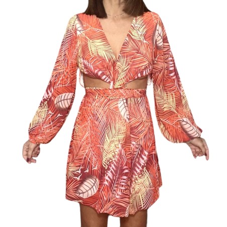 Vestido de manga larga con estampado de hojas en colores rojizos.