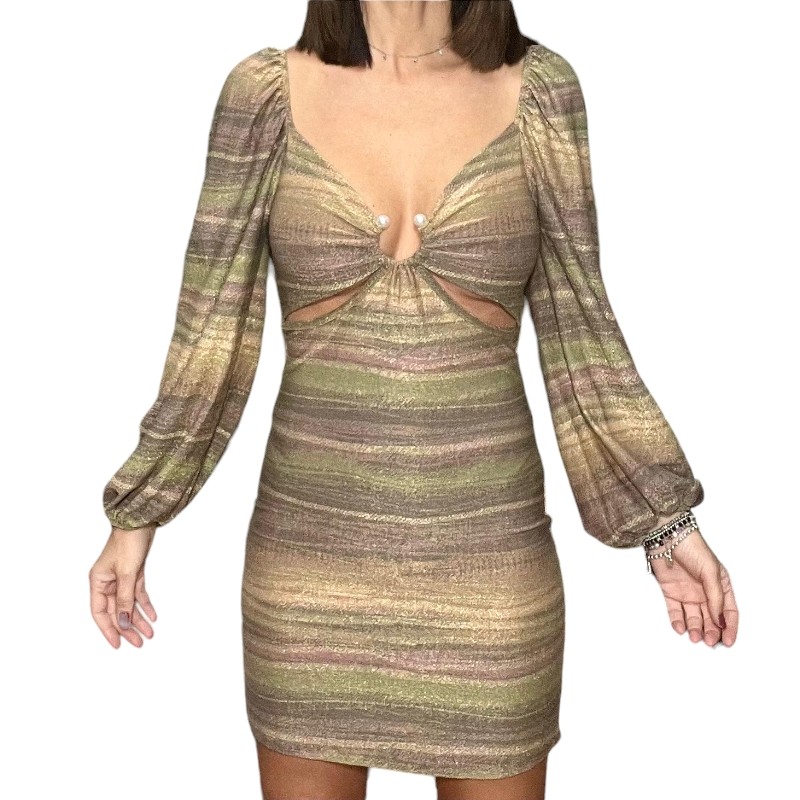 Vestido corto estampado en tonos amarillo visto por delante.