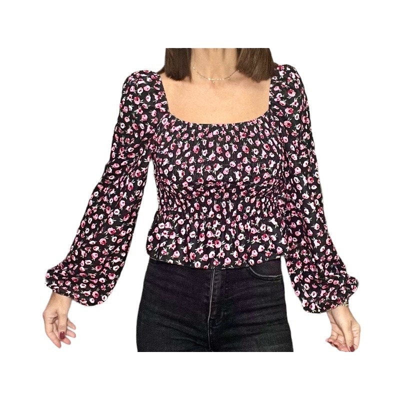Top negro estampado en detalles rosas.