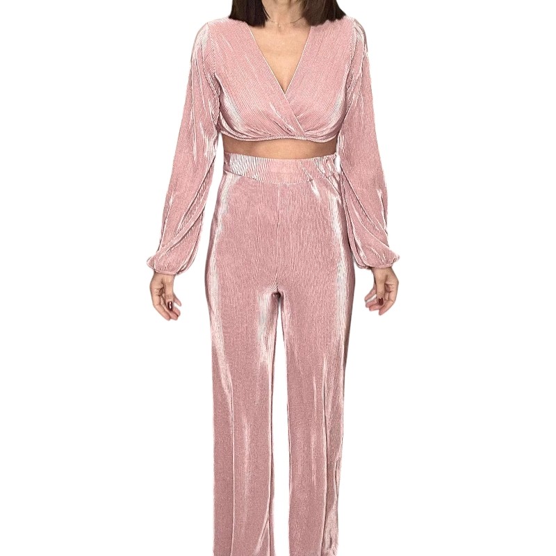 Conjunto de dos piezas de manga larga y de color rosa palo.