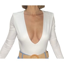 Body de color blanco ajustado, con escote y visto por delante.