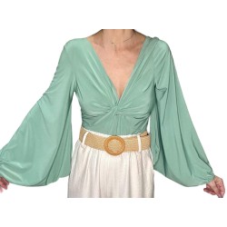 Body verde de manga larga ancha,escote de pico y visto por delante.