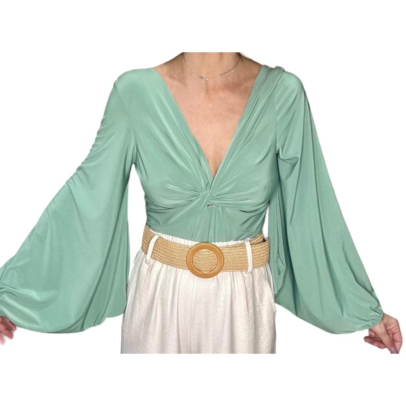 Body verde de manga larga ancha,escote de pico y visto por delante.