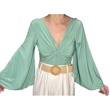 Body verde de manga larga ancha,escote de pico y visto por delante.