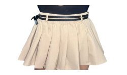 Falda corta plisada en color beige con trabillas y doble cinturón fino.