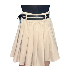 Falda corta plisada en color beige con trabillas y doble cinturón fino.