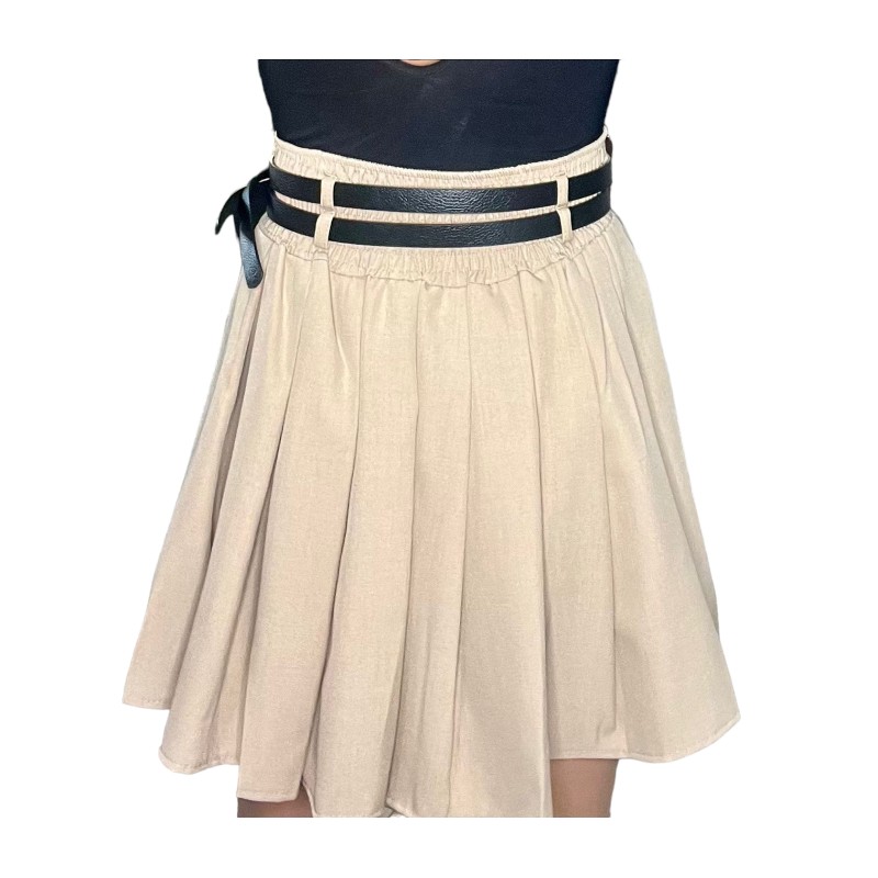 Falda corta plisada en color beige con trabillas y doble cinturón fino.