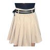 Falda corta plisada en color beige con trabillas y doble cinturón fino.
