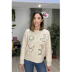 Jersey de color beige con letras que pone Love en la parte de delante.