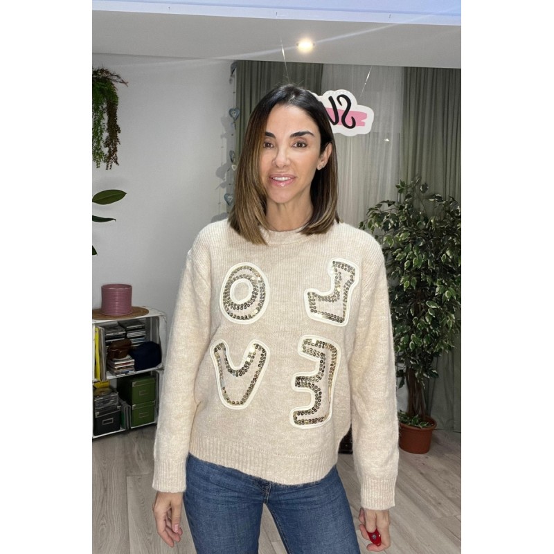 Jersey de color beige con letras que pone Love en la parte de delante.