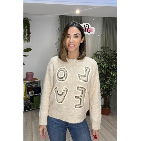 Jersey de color beige con letras que pone Love en la parte de delante.