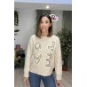 Jersey de color beige con letras que pone Love en la parte de delante.