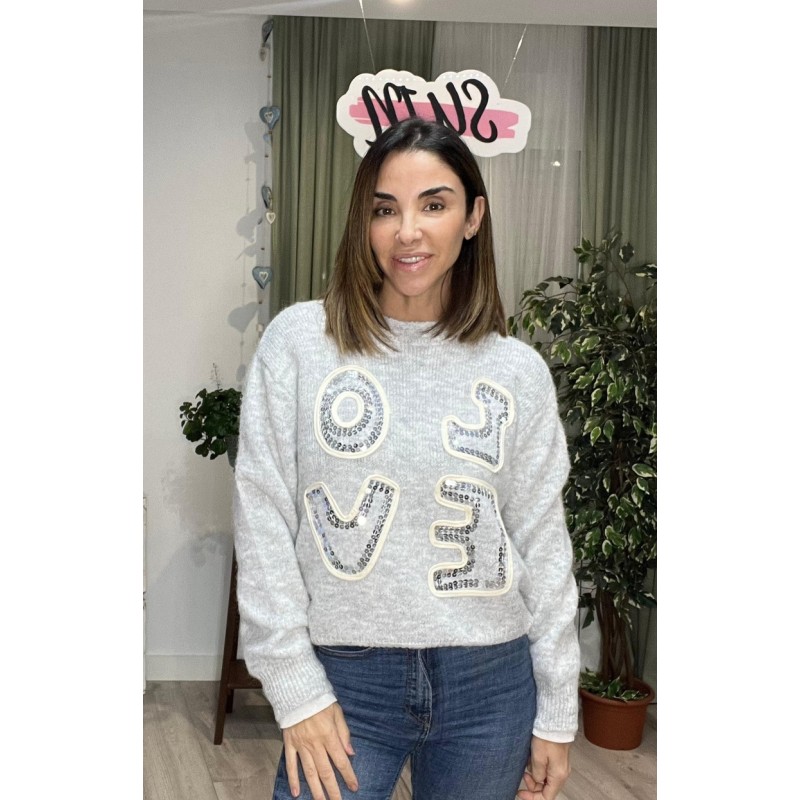 Jersey de color gris con letras que pone Love en la parte de delante.