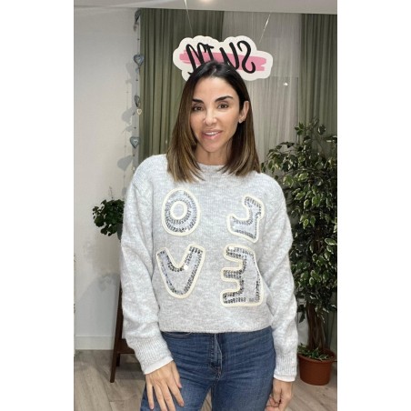 Jersey de color gris con letras que pone Love en la parte de delante.