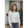 Jersey de color gris con letras que pone Love en la parte de delante.