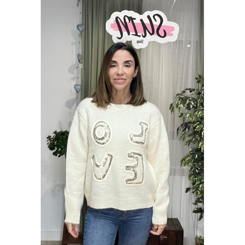 Jersey en color blanco roto con letras que pone Love en la parte de delante.