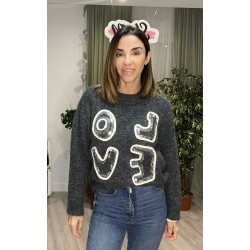 Jersey de color gris oscuro con letras que pone Love en la parte de delante.