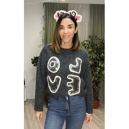 Jersey de color gris oscuro con letras que pone Love en la parte de delante.