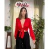 Blusa roja de manga larga de raso anudada vista por delante.