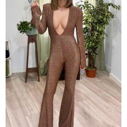 Mono ajustado marrón con mucho escote y brillante.