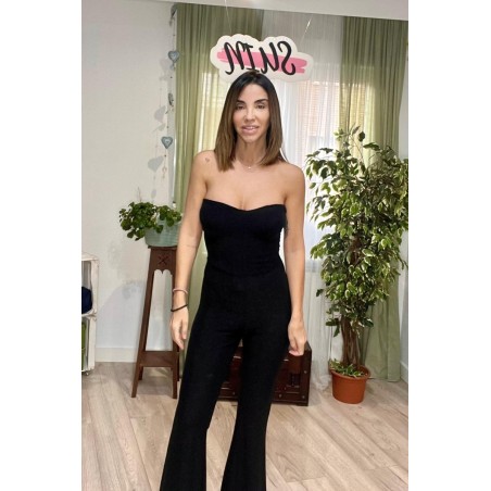 Mono negro ajustado con cuello palabra de honor.