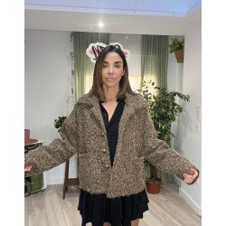 Chaqueta marrón con botones semi abierta.