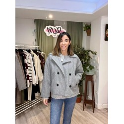Chaqueta gris con botones y con solapa
