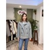 Chaqueta gris con solapa y botones.