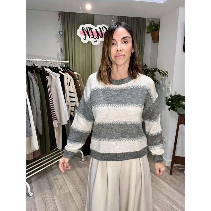 Jersey blanco roto con rayas grandes de color gris.