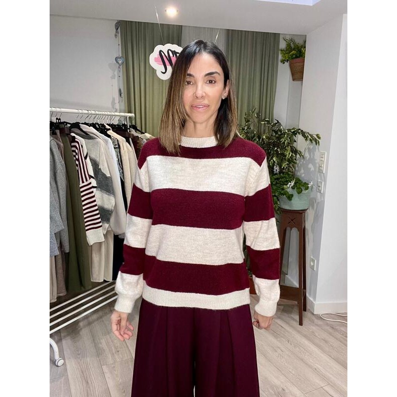 Jersey gris con rayas grandes granates.