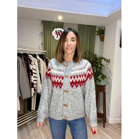 Chaqueta de lana gris con botones de madera y estampado cenefa a la altura del pecho y hombros en colores rojo y blanco