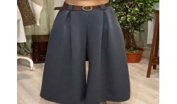 Pantalón ancho de vestir, con pinzas, bolsillos y cinturón de color gris