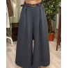 Pantalón ancho de vestir, con pinzas, bolsillos y cinturón de color gris