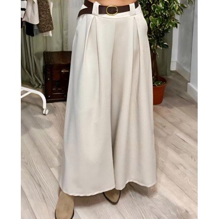 Pantalón ancho de vestir, con pinzas, bolsillos y cinturón de color beige
