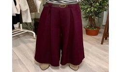 Pantalón ancho de vestir, con pinzas, bolsillos y cinturón de color granate